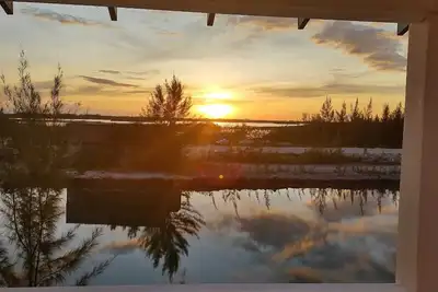 Image de Elegant Oak Canalfront Condo