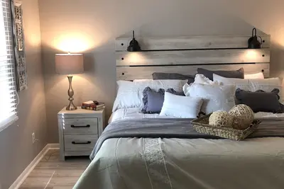 Image de 'Summer Breeze' Lakeside Condo - Walk to Town & Marina + Pool