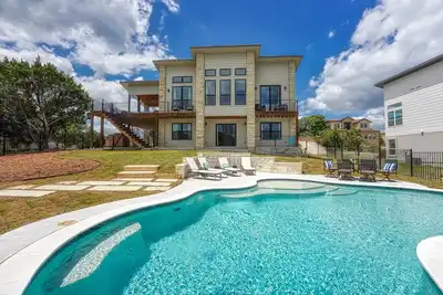 Image de Luxury Lakeview Home w/Pool, Beach, Boat, &Gym Access
