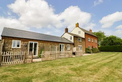 Oak Barn, pet friendly, with a garden in Catesby