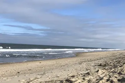 Image de Simple Family Beach house: one floor & steps to ocean. V. close beach location
