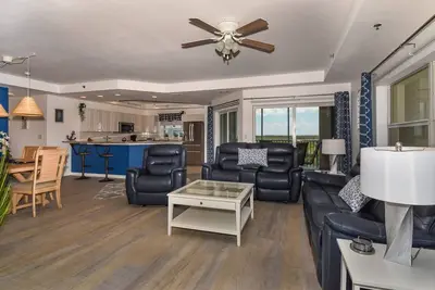 Image de Stunning Modern & Beachy Corner Condo W pond views. Ow11-507