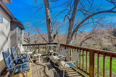 Image de Charming family-friendly home with a full kitchen, wet bar, & golf course view