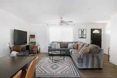 Image de Great House in Old Town Scottsdale Highlands \"85251\" Perfect Location