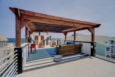 Image de Luxury ocean front home with huge roof top deck!