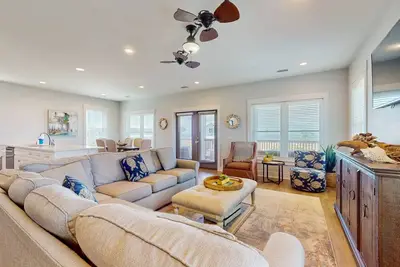 Image de Pristine, professionally furnished beach house with two balconies - near beach