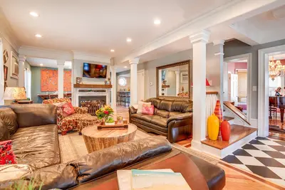 Image de Spacious Home ~ 4 Blocks to Asbury Park Beach!
