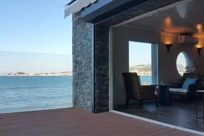 Image de Une situation exceptionnelle pour cet appartement pieds dans l'eau Ă Sanary