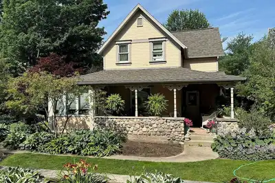 Image de Historical home, the Burnett Nestt in the heart of Lake Ann