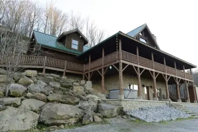 Image de Peace on Earth-4, 000’ Log Cabin, 210 acres, Jacuzzi & Game Room