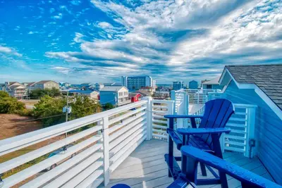Image de Spacious, high end home with rooftop deck for ocean views!