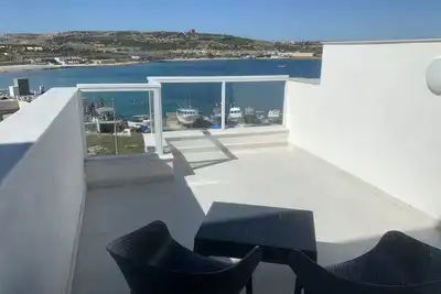 Moderne Nouveau 2 chambres avec vue sur mer imprenable sur la baie de Mellieha à 50 mètres de la plage