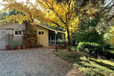 Image de Secluded Country Home on Acreage with Pond & Sprawling Lawn