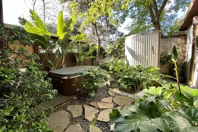 Image de Quiet garden oasis, minutes to everything