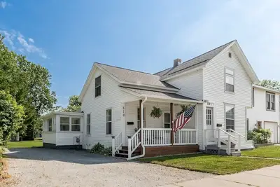 Image de Cozy lower level duplex. Pet friendly with a large backyard!
