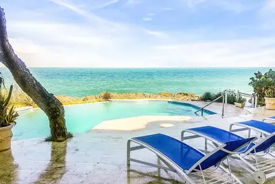 Image de Oceanfront  penthouse, sea views, top floor, huge Tv!