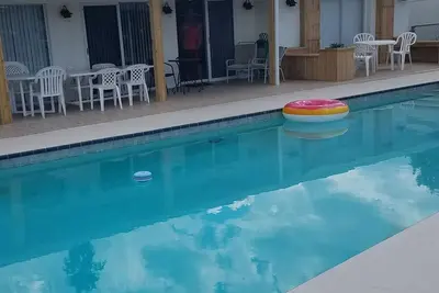 Image de Indian Rocks Beach Caribbean Waterfront Home, w/pool, walk to the beach!