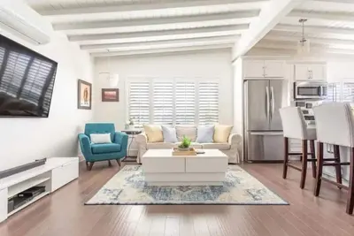 Image de Walk to beach from the newly renovated home