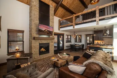 Image de Estes Escape – Jacuzzi, Indoor/Outdoor Fireplace and Bbq Grill