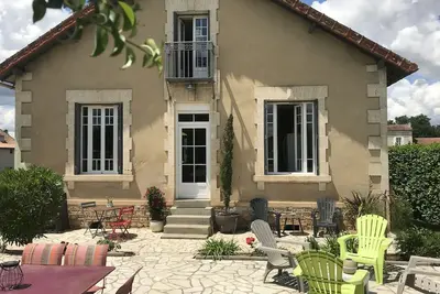 Image de Maison charentaise des années 20 près d'un lac