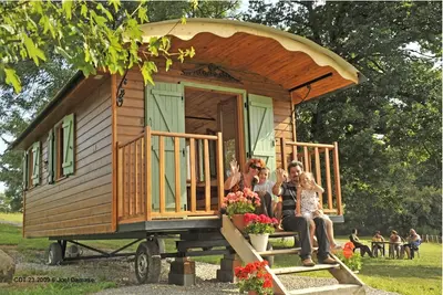Image de \"Charming\" Venetian caravan in Creuse on an estate with castle and pond