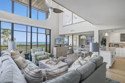 Image de Gulf Front two story townhouse with a coastal flair! Incredible place for family gatherings! !