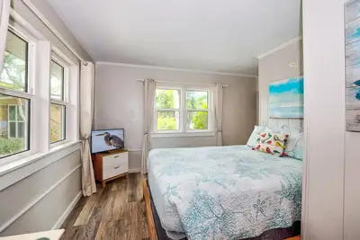 Image de Newly remodeled Parakeet cottage! Walking distance to beach, restaurants, shops!