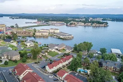 Image de Lakefront 2 Story Townhome. Sleeps 6! Pool🏊 Boat ⛵️Oaklawn🏇Fish 🎣 Bike🚴🏻‍♂️