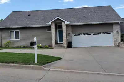 Image de Quiet, Modern Home Close to it All