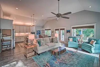 Quiet Fisherman's House w/ Hot Tub + Tropical Bar!