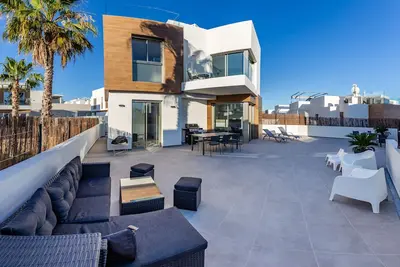 Image de Ny Villa à Villamartin avec 4 chambres et 3 salles de bains à louer!
