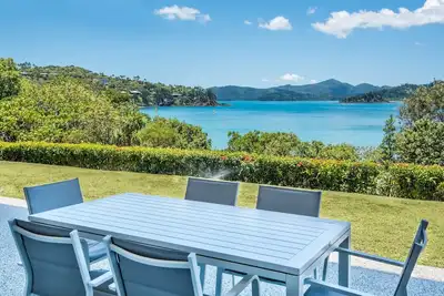 Image de Frangipani Lodge 002, Beachfront Apartment on Hamilton Island