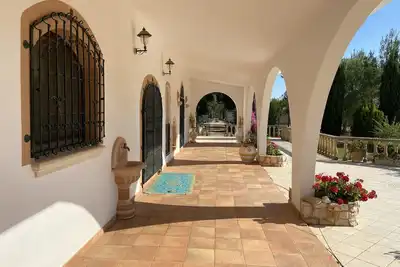 Private Villa with large gardens, pool and swim up bar