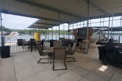 Image de Huge Dock on a Beautiful Lake Property at the Lake of the Ozarks