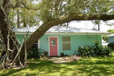 Image de Fantastic Rates! Book Now And Save* Beautiful bay front cottage!