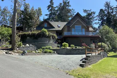 Image de Gorgeous Property with private entry and backyard & pets welcome!