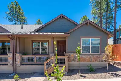 Image de Beautiful New Townhome nestled in the Pines!