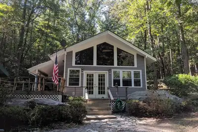 Image de A hideaway cabin up the mountain.