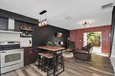 Image de Beautiful Industrial Staycation Townhome