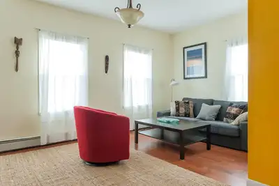 Image de 3 bedroom apartment next to T stop / off street parking