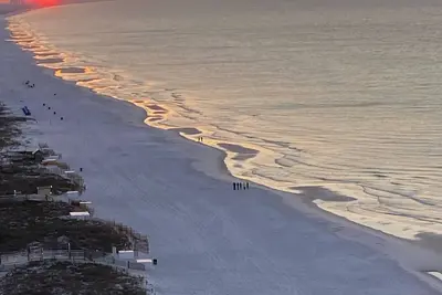 Image de April 20-26 Open! Gulf Front with Beautiful Sweeping Views! 3  Pools! Tiki Bar!