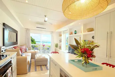 Image de 💠Beautiful Island-Designed 2 Br 2 Ba Bayview Apt in central Governor's Harbour
