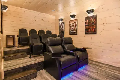 Image de Summer Specials! Movie room, game room, hot tub, Amazing Views at Mtn Air Lodge!