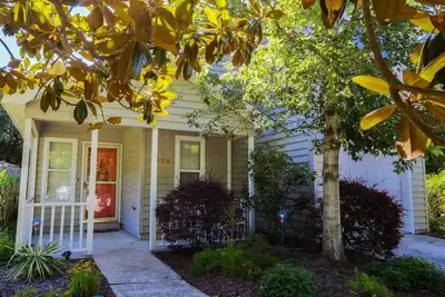 Image de 10 Mins to Beach & Downtown From This Family Friendly Home w/ Private Patio & Kids' Bunk Bedroom