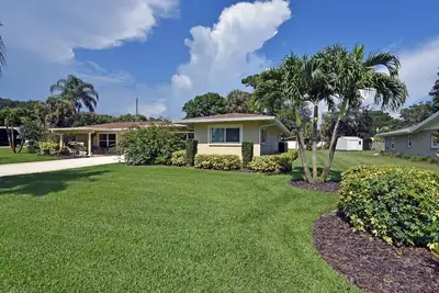 Renovated home walk to Siesta Key Beach, shopping, and restaurants