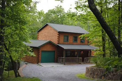 Image de The West Virginian 3 storey log cabin in 10 acre wooded area adjacent to Pipestem State Park and Resort.