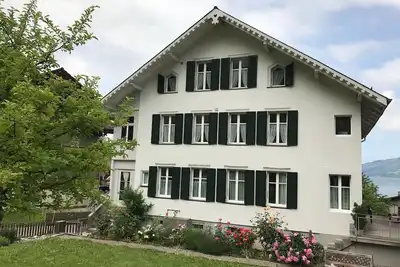 Image de Appartement mansardé avec vue sur le lac de Thoune et les montagnes.
