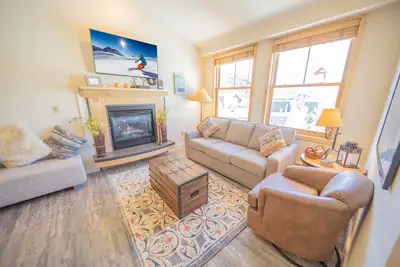 Image de Updated, top floor, w/ King, walk to slopes