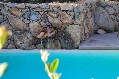 Image de Charmante villa avec piscine privée et services hôteliers.