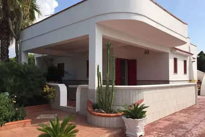 Image de Villa with large garden a few steps from the sea